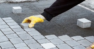 Монтаж тротуарной плитки на даче в Улане-Удэ в октябре