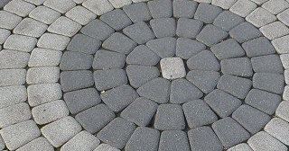 Профессиональная укладка клинкерной брусчатки в Улане-Удэ в октябре